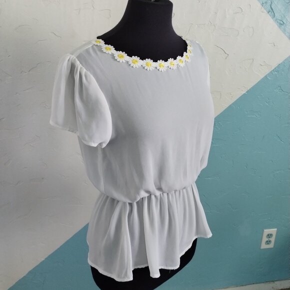 a'gaci White Daisy Embroidered Peplum Flowy Top - Picture 3 of 5